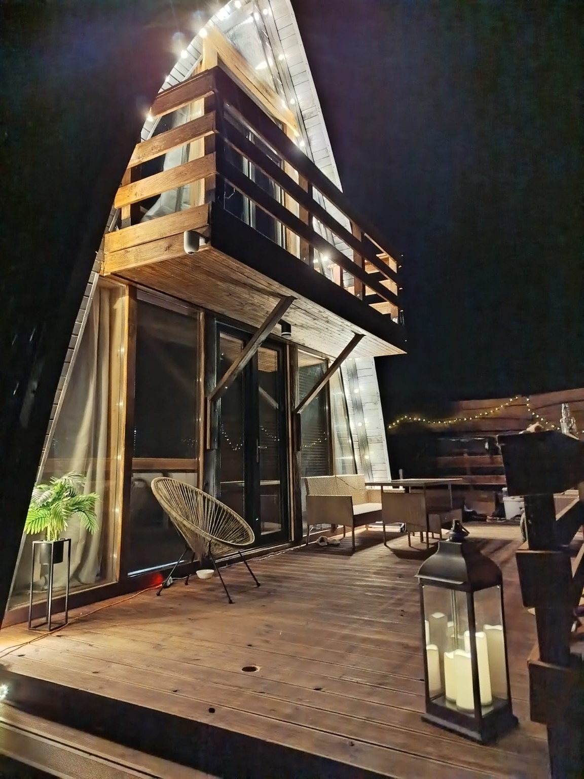 Taras Lake House Jeziorsko wieczorem