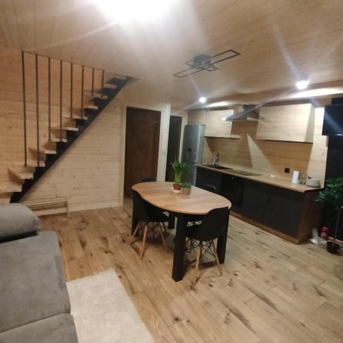 Salon i kuchnia w Lake House Jeziorsko